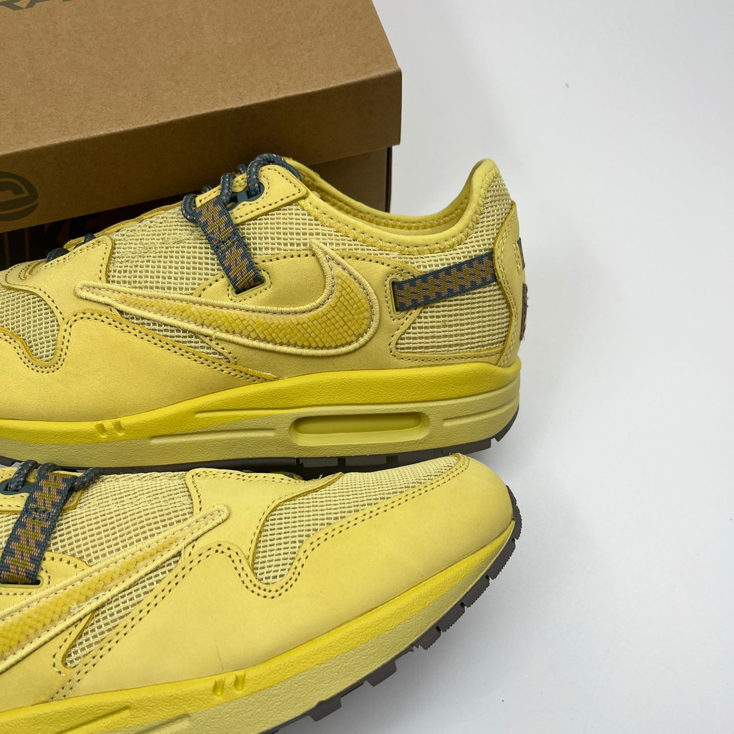 Nike Air Max 1 Travis Scott “Saturn gold”